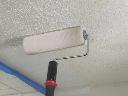 Meszelés a mennyezet a régi mész