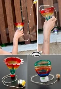 Műanyagból készült palackok a kertben (fotó leírás)