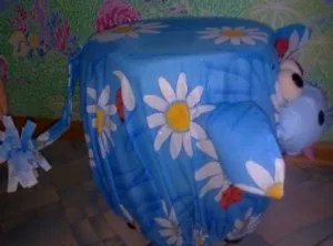 Műanyagból készült palackok a kertben (fotó leírás)