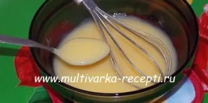 A mikrohullámú pattogatott kukorica, popcorn egy serpenyőben (pattogatott kukorica) Popcorn a mikrohullámú pattogatott kukorica a serpenyőben