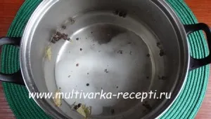 A mikrohullámú pattogatott kukorica, popcorn egy serpenyőben (pattogatott kukorica) Popcorn a mikrohullámú pattogatott kukorica a serpenyőben