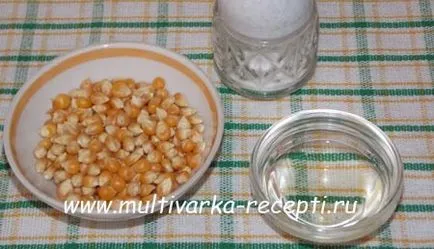 A mikrohullámú pattogatott kukorica, popcorn egy serpenyőben (mikrohullámú) Popcorn a mikrohullámú pattogatott kukorica a serpenyőben