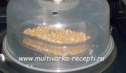 A mikrohullámú pattogatott kukorica, popcorn egy serpenyőben (mikrohullámú) Popcorn a mikrohullámú pattogatott kukorica a serpenyőben