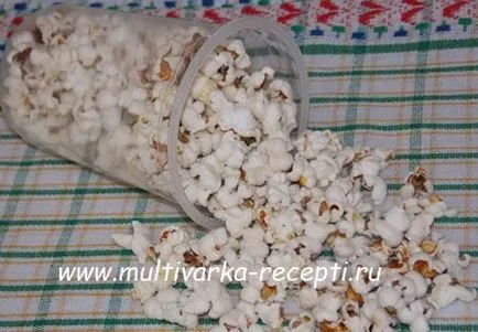 A mikrohullámú pattogatott kukorica, popcorn egy serpenyőben (pattogatott kukorica) Popcorn a mikrohullámú pattogatott kukorica a serpenyőben