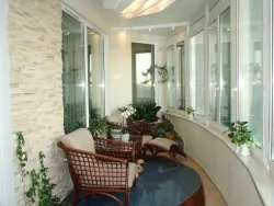 Lépésről lépésre felmelegedés loggia, épület portál