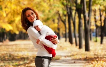 Séta egy újszülött, ha lehet kezdenek járni, hogyan kell viselni, és