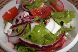 Saláta feta sajttal és paradicsommal kalóriatartalmú, egyszerű receptek (a saláta feta sajttal, paradicsommal és olajbogyó) Saláta feta sajttal és paradicsommal kalóriatartalmú, egyszerű receptek