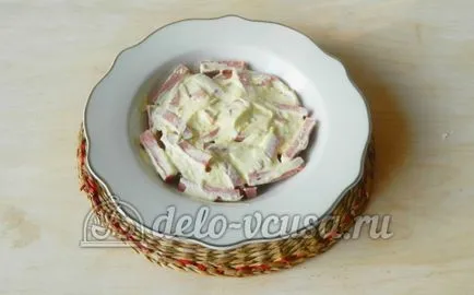 Saláta szalámi, sajt és paradicsom recept lépésről lépésre