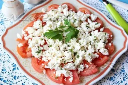 Saláta, feta sajttal és paradicsommal recept egy fotó