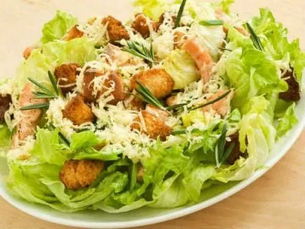 Cézár saláta csirkével - egy egyszerű, klasszikus recept krutonnal