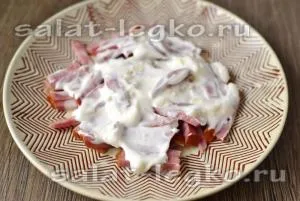 Saláta szalámi, sajt és a paradicsom - egy recept fotó (sajt) Saláta szalámi, sajt és a paradicsom - a recept egy fotó