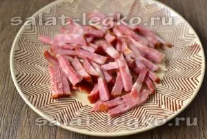 Saláta szalámi, sajt és a paradicsom - egy recept fotó (saláta) Saláta szalámi, sajt és a paradicsom - a recept egy fotó