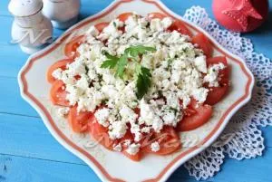 Saláta, feta sajttal és paradicsommal recept egy fotó