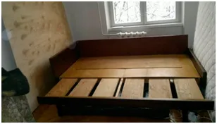 Hogy egy régi kanapéval emeletes kezével (heverő) Hogy egy régi kanapéval emeletes kezével
