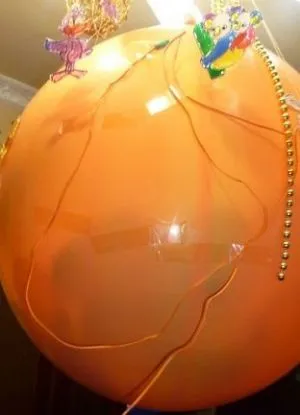 Ball meglepetés kezével