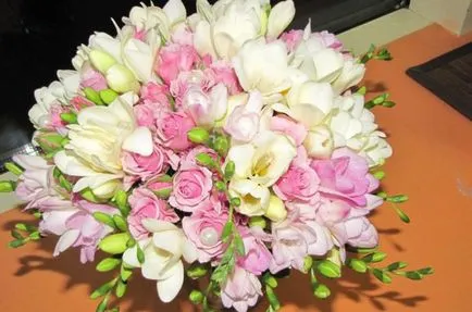 Esküvői csokor frézia és porlasztva rózsák, Calla liliom, eustomy (fotó)