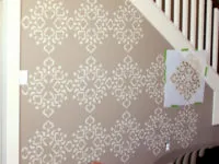 Stencil díszíteni a kezüket és az alkalmazás sablonok