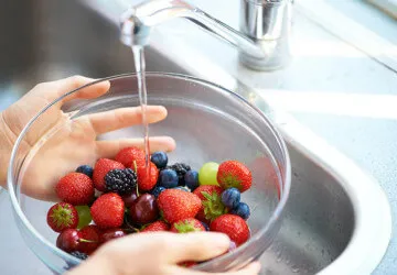 Díszítő sütemény bogyók és gyümölcsök fotó, videó