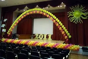 Dekoráció, a csarnok a bál az iskolában (díszítés a hall, a bál az iskolában) Díszítése a folyosón az utolsó esti iskolában