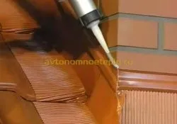 Berendezés kémény a tetőn a megfelelő kimeneti keresztül a tetőn kémény (kemence) Berendezés kémény a tetőn a megfelelő kimeneti keresztül a tetőn kéményen
