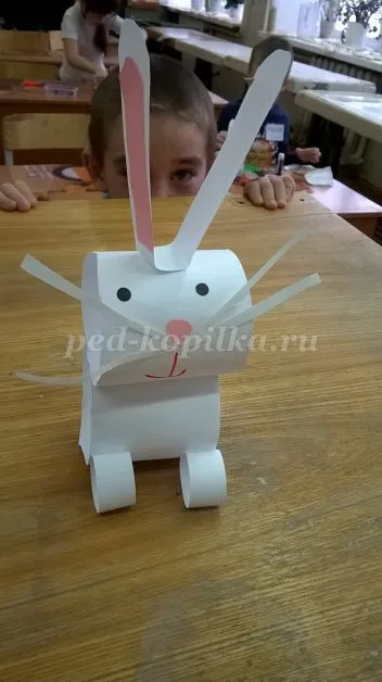 Hare papírcsíkot a kezével
