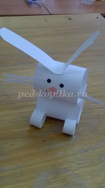 Hare papírcsíkot a kezével