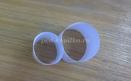 Hare papírcsíkot a kezével