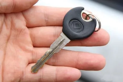 4 lifehack, hogy segítsen megnyitni az autót, ha a kulcsokat maradt az utastérben (amely) 4 lifehack, hogy segítsen megnyitni az autót, ha a kulcsokat maradt az utastérben
