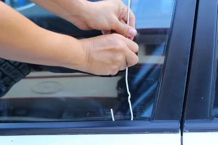 4 lifehack, hogy segítsen megnyitni az autót, ha a kulcsokat maradt az utastérben (nyitott) 4 lifehack, hogy segítsen megnyitni az autót, ha a kulcsokat maradt az utastérben