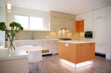 Beige konyha, klasszikus és modern belső terekkel, a választott csempe, csuklyát, bútorok, függönyök és dekoráció (bézs) Beige konyha, klasszikus és modern belső terekkel, a választott csempe, csuklyát, bútorok, függönyök és dekor,