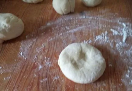 Kovásztalan tésztát a pitét a sütőbe, és a serpenyőben