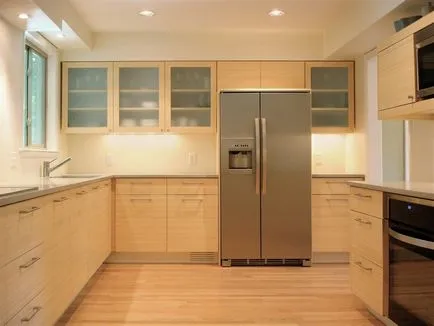 Beige konyha, klasszikus és modern belső terekkel, a választott csempe, csuklyát, bútorok, függönyök és dekoráció (cserép) Beige konyha, klasszikus és modern belső terekkel, a választott csempe, csuklyát, bútorok, függönyök és dekor,