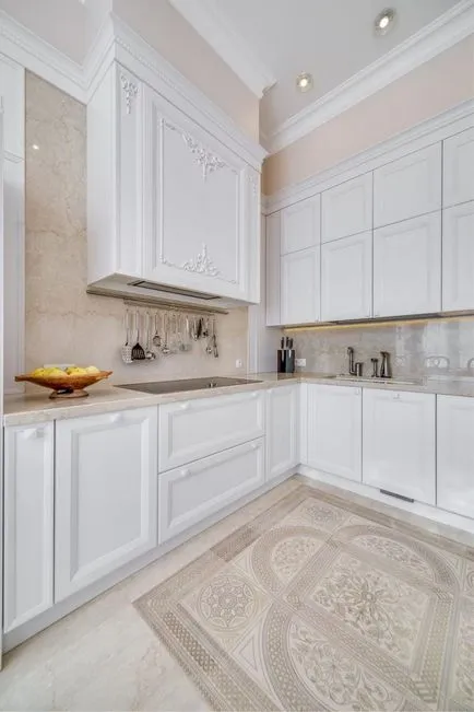 Beige konyha, klasszikus és modern belső terekkel, a választott csempe, csuklyát, bútorok, függönyök és dekoráció (bézs) Beige konyha, klasszikus és modern belső terekkel, a választott csempe, csuklyát, bútorok, függönyök és dekor,