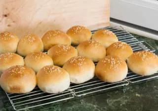 Zsemle hamburgerek számára (mint a McDonalds és a legjobb) lépésről lépésre fotoretsept