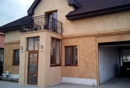 A ház külső burkolat kivitelben fém sínpár és egyéb anyagok, videók és fotók