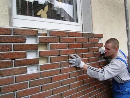 A ház külső burkolat kivitelben fém sínpár és egyéb anyagok, videók és fotók