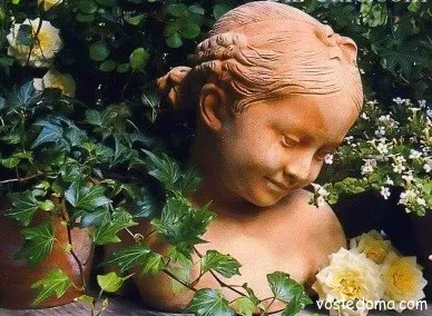 Díszítő külvárosi területen és kerti szobor, a ház közelében