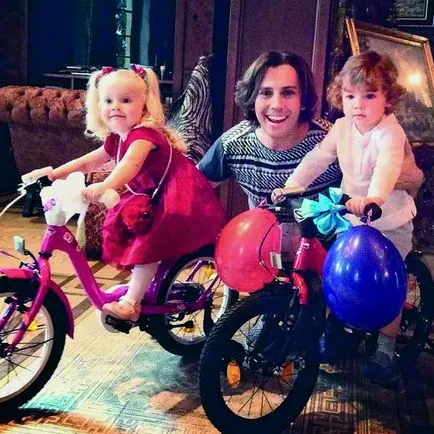 Fa esküvőt Alla Pugacheva és Maxim Galkin megoldani veszekedések a családban (Pugachev) Fa esküvőt Alla Pugacheva és Maxim Galkin megoldani veszekedések a családban