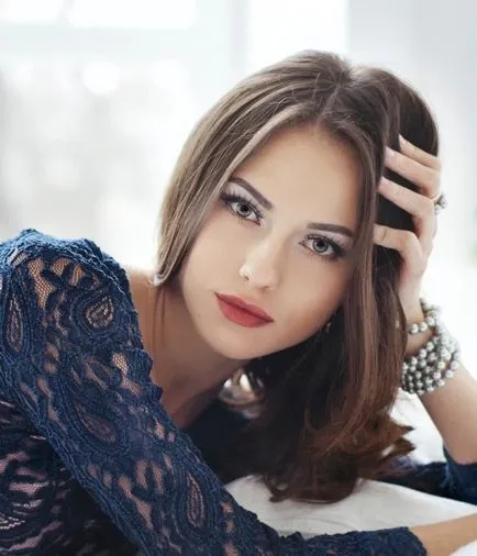 Kép make-up a sötétkék ruhát barnák