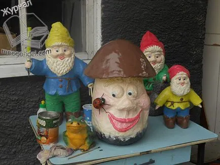 Gomba műanyag palackok és papírmasé, kézműves a kertben