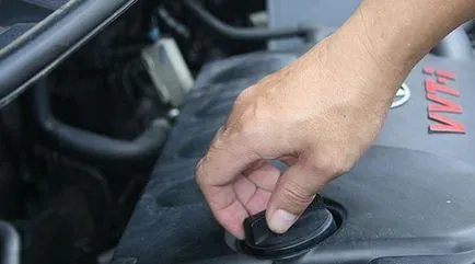 Hogyan adjunk olajat a motor