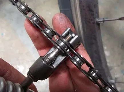 Hogyan húzza a láncot a nagy sebességű kerékpár, gyakori oka az összegyűjtése és könny, videó
