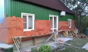 Hogyan elő egy fából készült ház téglából kezük lépésről lépésre video utasításokat (tégla) Hogyan elő egy fából készült ház téglából kezük lépésről lépésre video utasításokat