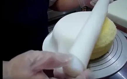 Ahogy obtyanut torta öntött ránctalan fotókkal