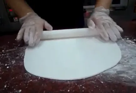 Ahogy obtyanut torta öntött ránctalan fotókkal