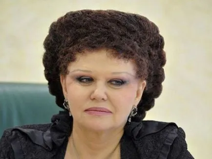 Mivel ő nem ez a frizura (teszi) Mivel ő nem ezt a frizurát