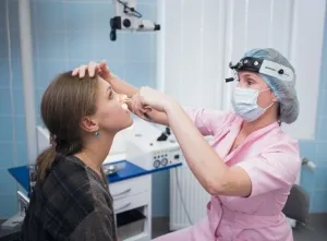 Hogyan lehet megállítani az orrvérzés egy felnőtt otthon, mit kell tenni (a vérben) Hogyan lehet megállítani az orrvérzés egy felnőtt otthon, mit kell tenni