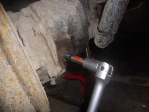 Ahogy unscrew csavart tépett szélű vagy oblom csap a furatban