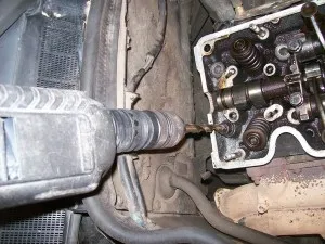 Ahogy unscrew csavart tépett szélű vagy oblom csap a furatban