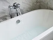 Hogyan tisztítható a fürdő makacs szennyeződések, rozsda és támadások